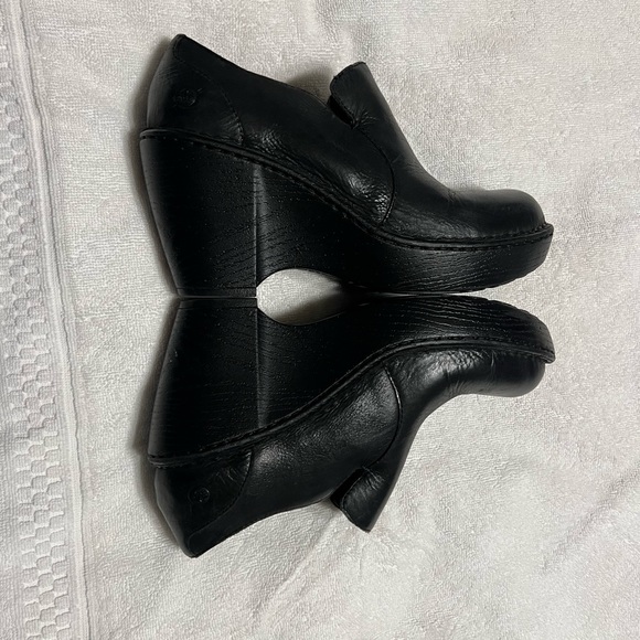 BORN. Genuine leather clogs, worn couple of times. Like new condition. Size 7. - Picture 6 of 10